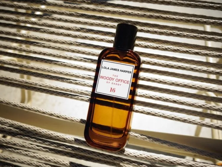 roomspray_woody_office_2.webp Lola James Harper Roomspray Woody Office Outlet